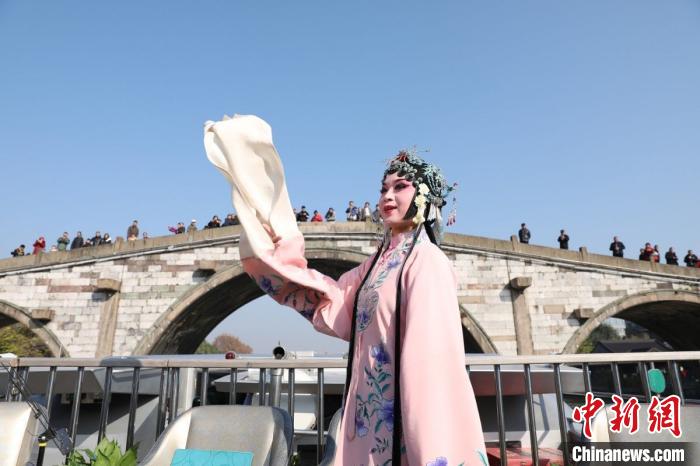 大运河京杭雅集活动现场，浙江昆剧团国家一级演员杨崑进行表演。 徐军(通讯员) 摄